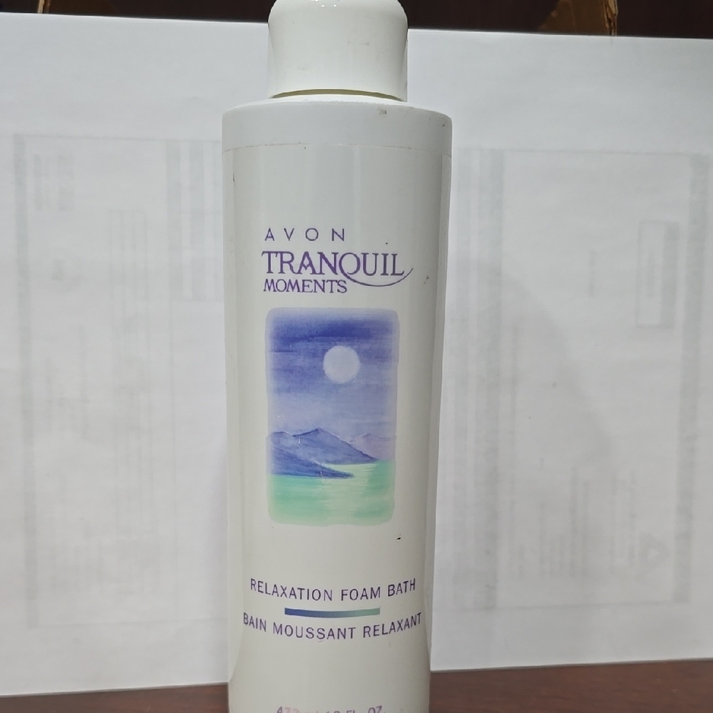 Tranquil White Bath Soak with Calming Blue Hues